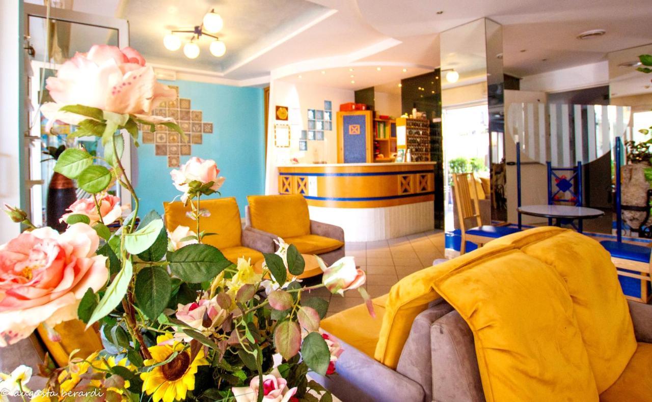 Hotel Adria B&B - Colazione Fino Alle 12 Misano Adriatico Extérieur photo