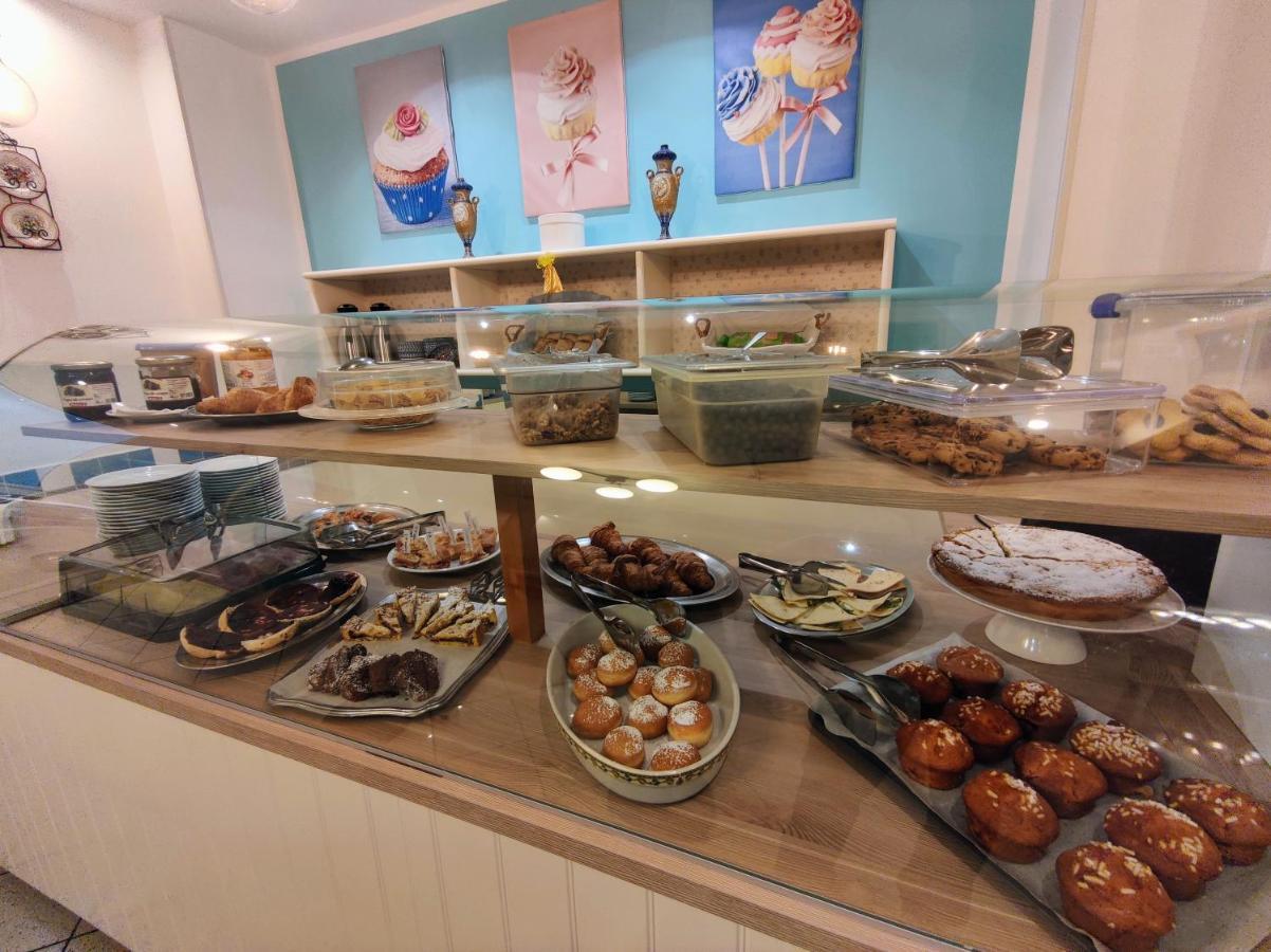Hotel Adria B&B - Colazione Fino Alle 12 Misano Adriatico Extérieur photo