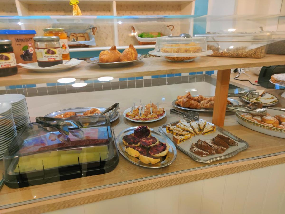 Hotel Adria B&B - Colazione Fino Alle 12 Misano Adriatico Extérieur photo