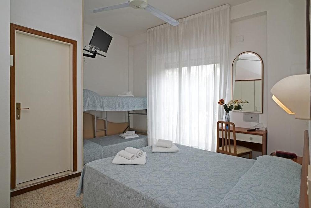 Hotel Adria B&B - Colazione Fino Alle 12 Misano Adriatico Extérieur photo
