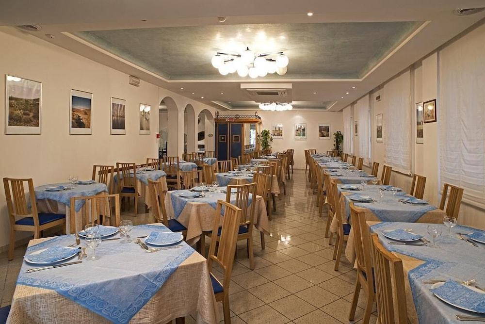 Hotel Adria B&B - Colazione Fino Alle 12 Misano Adriatico Extérieur photo