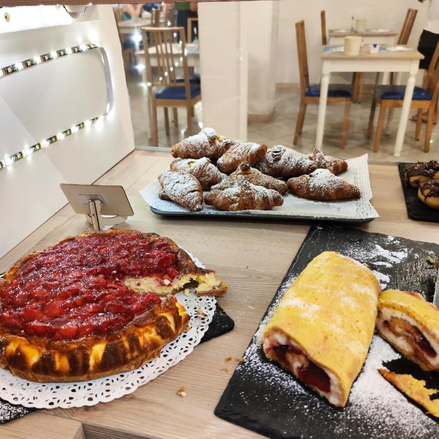Hotel Adria B&B - Colazione Fino Alle 12 Misano Adriatico Extérieur photo